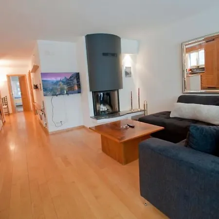 Lora, La Emeline Apartment