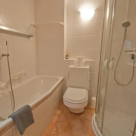 Lora, La Emeline Apartment *
