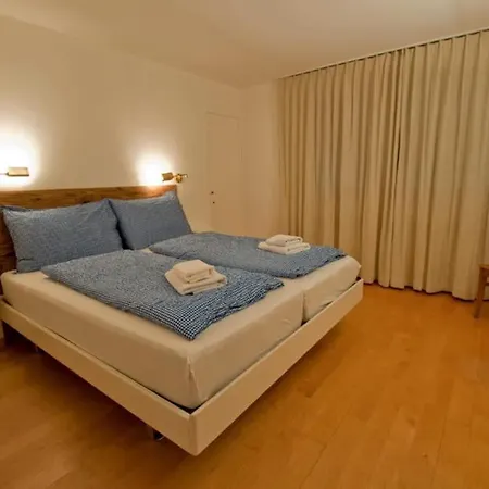 Lora, La Emeline Ζερμάτ