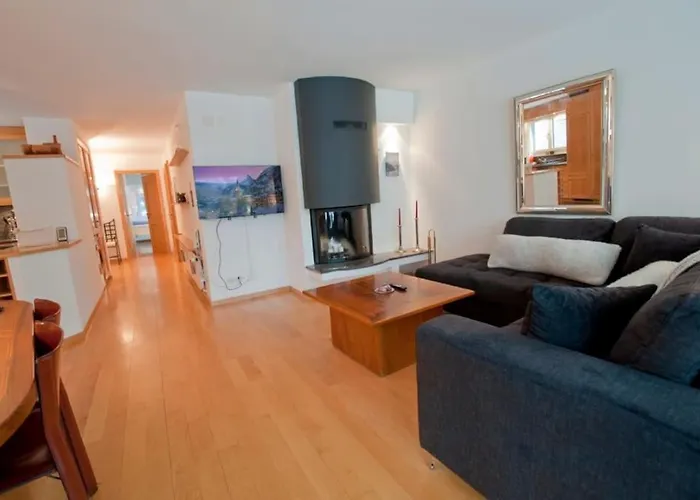 Lora, La Emeline Lägenhet