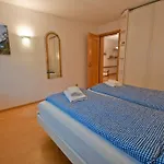 Lora, La Emeline