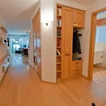 Lora, La Emeline Lägenhet *